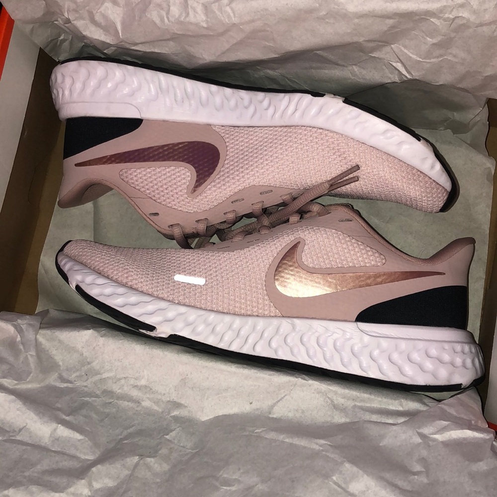 BRAND NEW! NIKE Revolution Running!